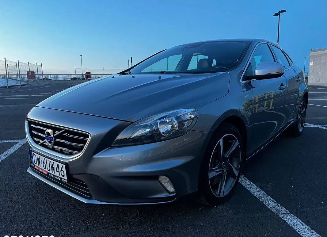 świętokrzyskie Volvo V40 cena 44900 przebieg: 211000, rok produkcji 2015 z Wrocław